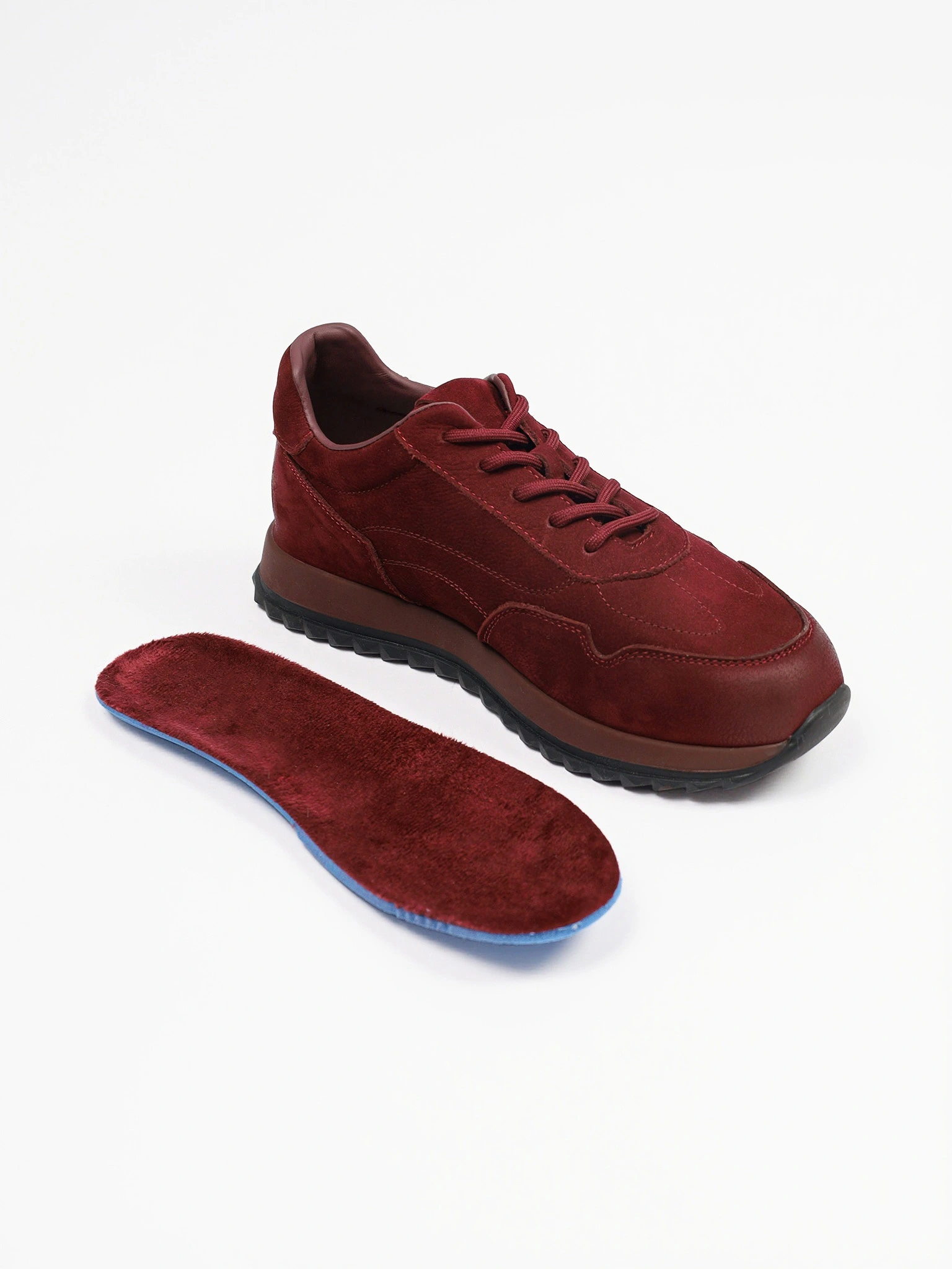 Кроссовки бордового цвета на низкой рельефной подошве